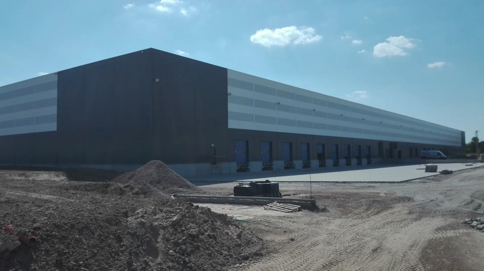 Hala logistyczna HILLWOOD w Strykowie. Elewacja i doki przeładunkowe podczas realizacji.